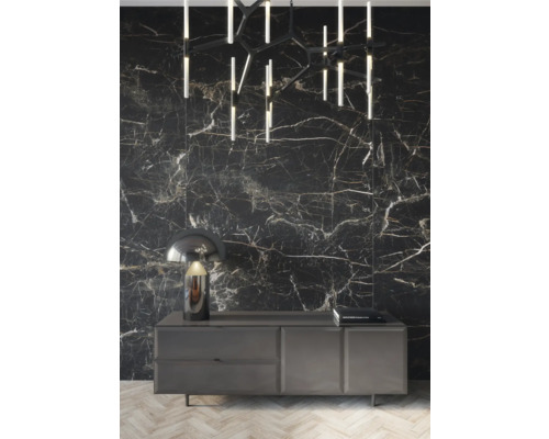 Wohnzimmer mit schwarzer Marmorwand, Sideboard und Beleuchtung