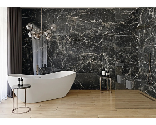 Modernes Badezimmer mit freistehender Badewanne, dunklen Marmorfliesen und Holzboden.