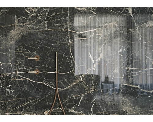 Marmorwand mit Armaturen und Duschkopf