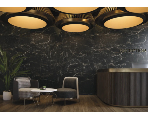 Empfangsbereich mit Sitzgelegenheiten und Rezeptionstisch vor einer Marmorwand