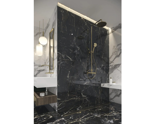 Badezimmer mit Dusche, Waschbecken und Marmorfliesen