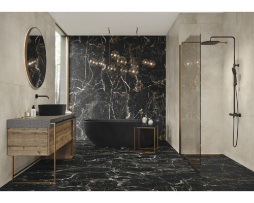 Modernes Badezimmer mit Waschtisch, Spiegel, Badewanne und Marmorfliesen