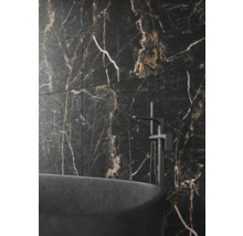 Aménagement de salle de bains avec carrelage foncé imitation marbre et baignoire îlot