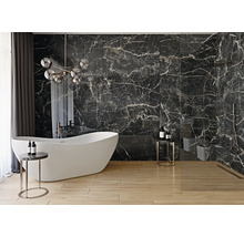 Salle de bain moderne avec baignoire îlot, carrelage en marbre et plancher en bois pour une ambiance claire et élégante.