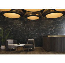 Espace de réception moderne avec mur en marbre, table de réception et sièges