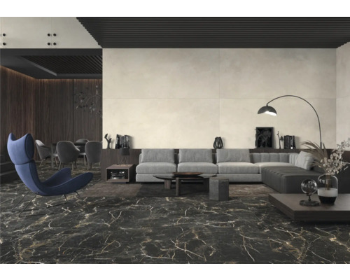 Wohnzimmer mit grauer Couchgarnitur und Bodenfliesen in Marmoroptik