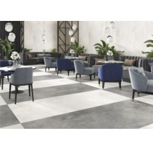 Restaurant avec tables, chaises et un sol carrelé à damier gris et blanc