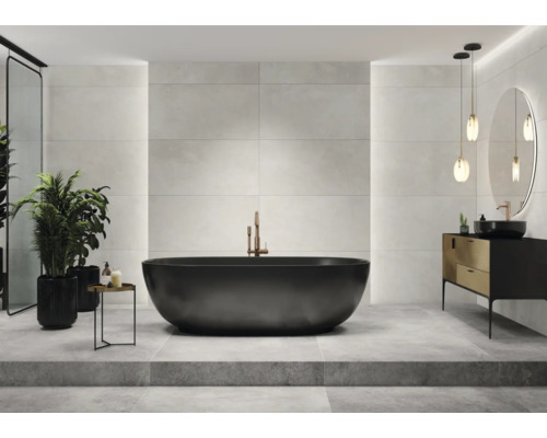 Modernes Badezimmer mit freistehender Badewanne, Waschtisch und grossformatigen Fliesen.