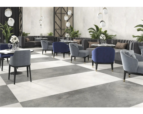 Innenraum mit Stühlen, Tischen und Schachbrettmusterfliesen