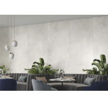 Intérieur avec carreaux muraux, coin salon et plantes tropicales