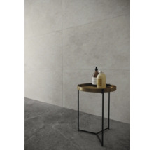 Salle de bains avec carrelage au sol et mural, ainsi qu''une table d''appoint ronde