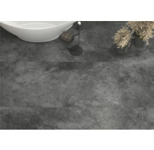 Badezimmer mit grauen Bodenfliesen in Marmoroptik, Badewanne und Dekoration