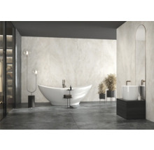 Helles Badezimmer mit freistehender Badewanne, Waschbecken und Pflanzen