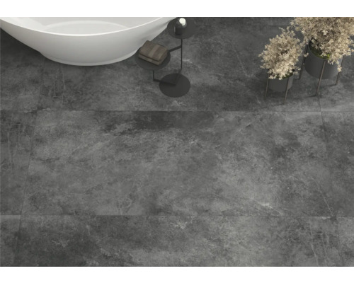 Badezimmer mit grauen Fliesen und Badewanne