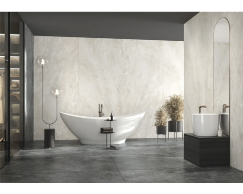 Modernes Badezimmer mit freistehender Badewanne, Waschtisch und begehbarem Kleiderschrank