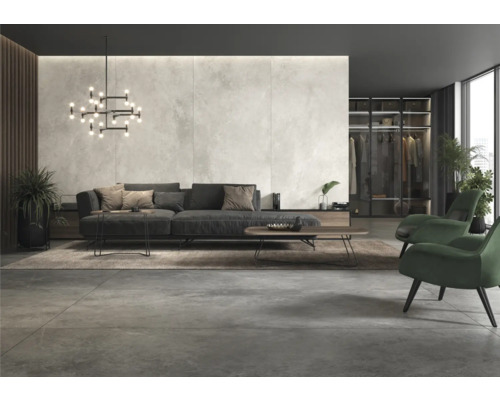 Modernes Wohnzimmer mit Sofa, Sesseln, Beleuchtung und Schrank.