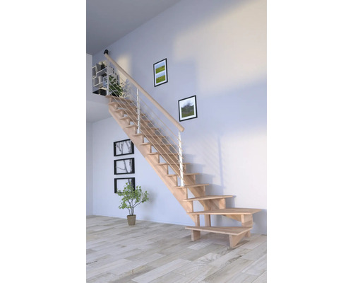 Holztreppe mit Geländer im hellen Wohnraum