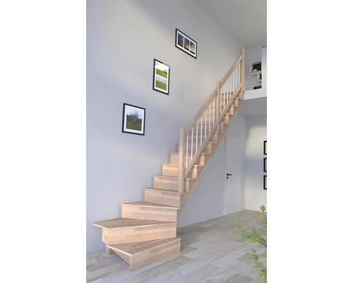 Holztreppe mit weißem Geländer in einem hellen Wohnraum.