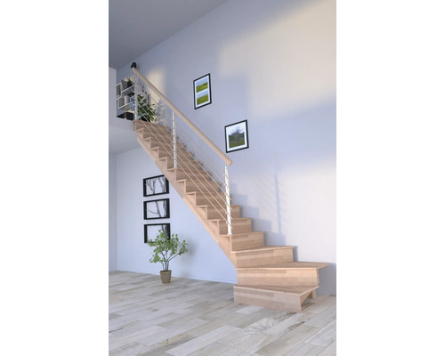 Treppe aus Holz mit Geländer aus Metall in einem hellen Raum