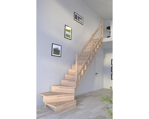 Holztreppe mit Geländer in einem hellen Raum