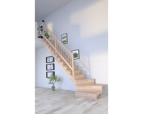Holztreppe im Raum mit Bildern an der Wand