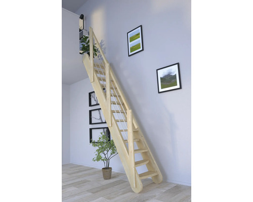 Holztreppe mit Geländer in einem hellen Raum
