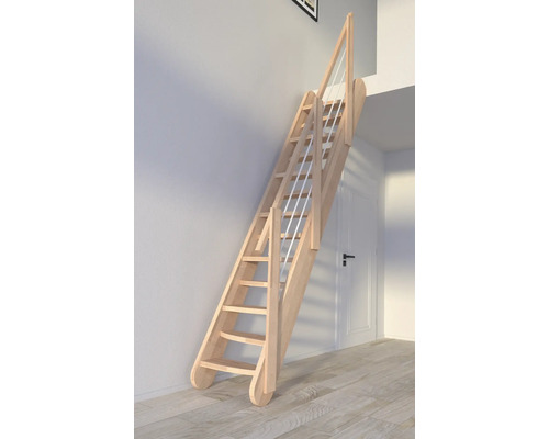 Holztreppe mit Geländer im Innenraum