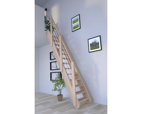 Holztreppe mit Geländer in einem hellen Raum mit Dekoration
