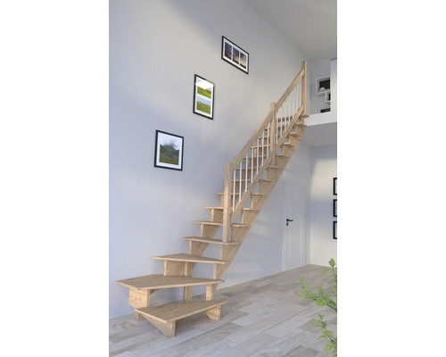 Escalier en bois dans une pièce lumineuse avec des tableaux au mur