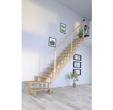 Escalier en bois avec rampe en métal dans une pièce lumineuse