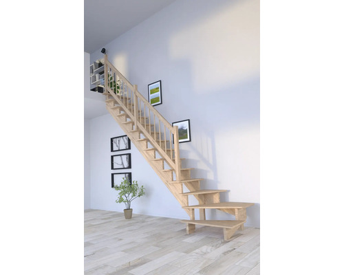 Escalier en bois dans une pièce lumineuse avec des tableaux au mur et une plante