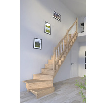 Escalier en bois avec rampe blanche dans une pièce lumineuse avec des cadres au mur.