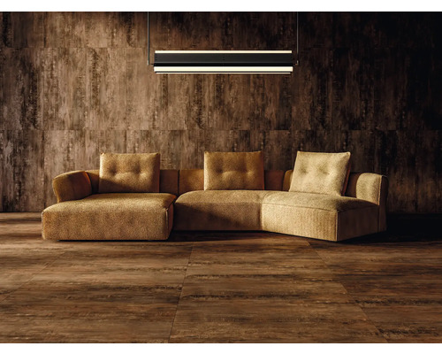 Wohnzimmer mit Sofa, Wand- und Bodenfliesen in Holzoptik