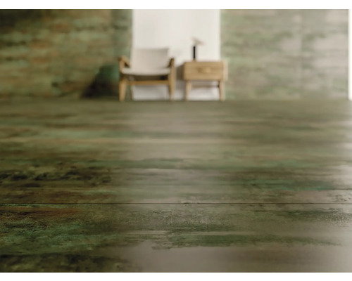 Heller Raum mit Holzimitat Bodenfliesen, Stuhl und Nachttisch