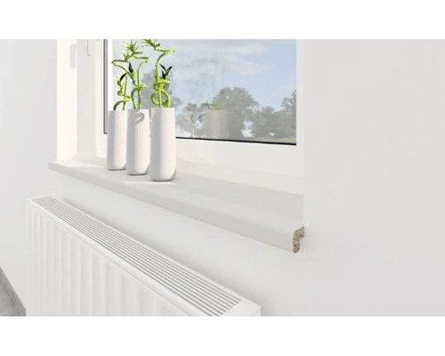 Tablette de fenêtre en bois avec décoration et radiateur