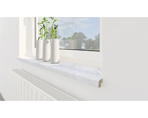 Rebord de fenêtre avec décoration et plantes d''intérieur sur un rebord de fenêtre.