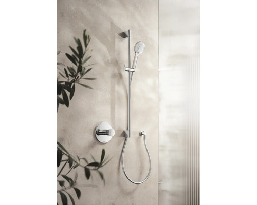 Duscharmatur mit Handbrause und Thermostatmischer an der Wand