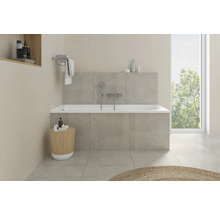 Salle de bain lumineuse avec baignoire, robinetterie et espace de rangement