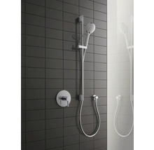 Système de douche avec douchette, barre de douche et robinetterie apparente sur fond de carrelage foncé