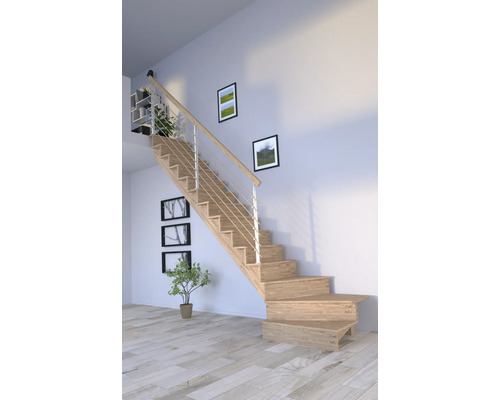 Holztreppe mit Geländer in einem hellen Raum.