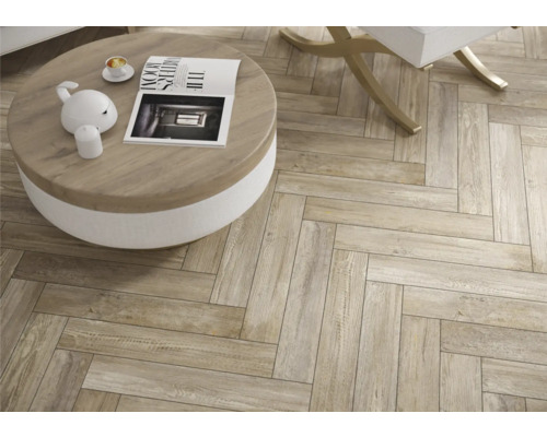 Vue du sol avec motif à chevrons, table basse et chaise