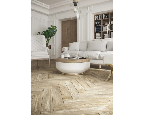 Salon lumineux avec parquet en chevrons, canapé et fauteuils