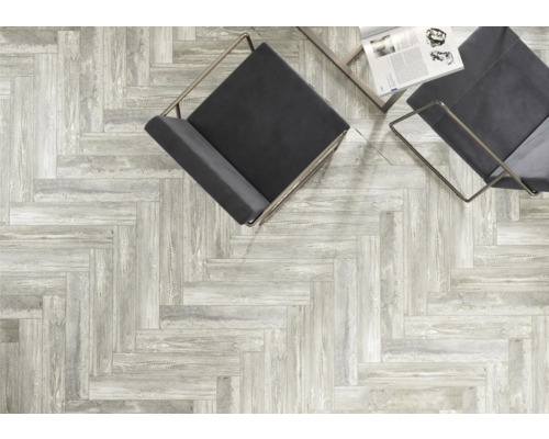 Bodenfliesen im Fischgrätenmuster mit zwei Stühlen und einem Tisch