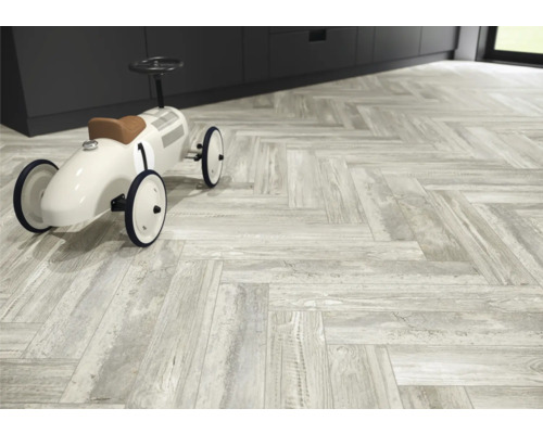 Holzoptik-Fliesen in Fischgrätmuster mit Spielzeugauto