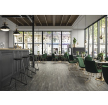 Intérieur d''un restaurant avec bar, tables, chaises et parquet