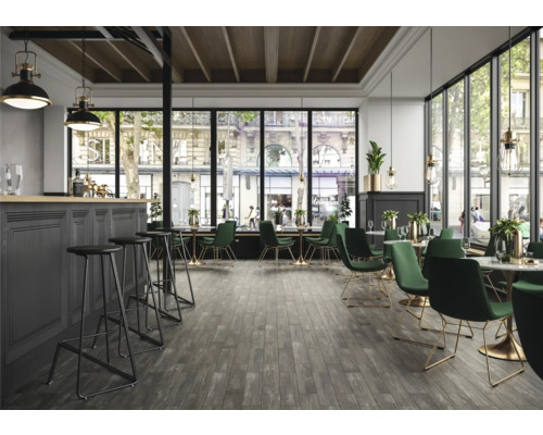 Intérieur d''un restaurant avec bar, tables, chaises et parquet