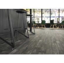 Intérieur avec sol stratifié gris aspect bois et tabourets de bar
