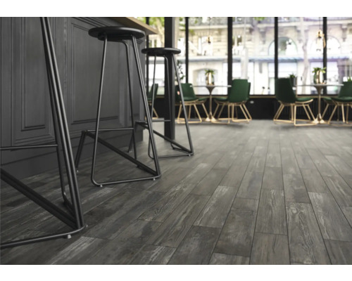 Intérieur avec sol stratifié gris aspect bois et tabourets de bar