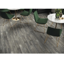 Intérieur avec carrelage de sol gris aspect bois, tables et chaises