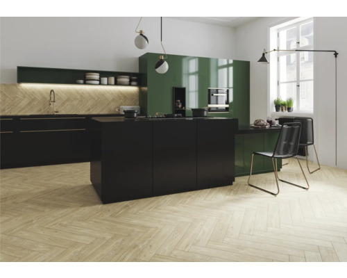 Hell a geräumeg Kichen mat schwaarzen a grénge Schränke souwéi Holzbuedem am Fëschgrätmuster